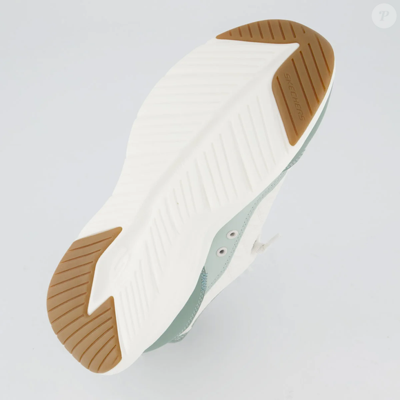 Queridinho das mulheres maduras: tênis da Skechers une ergonomia, conforto e visual minimalista em proposta versátil