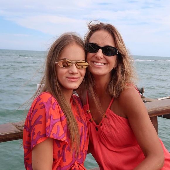 Rafaella Justus e a mamãe, Ticiane Pinheiro, combinaram os looks para curtir as férias. Ambos eram na mesma tonalidade. Rafa também roubou a cena com seu óculos grifado da Fendi!