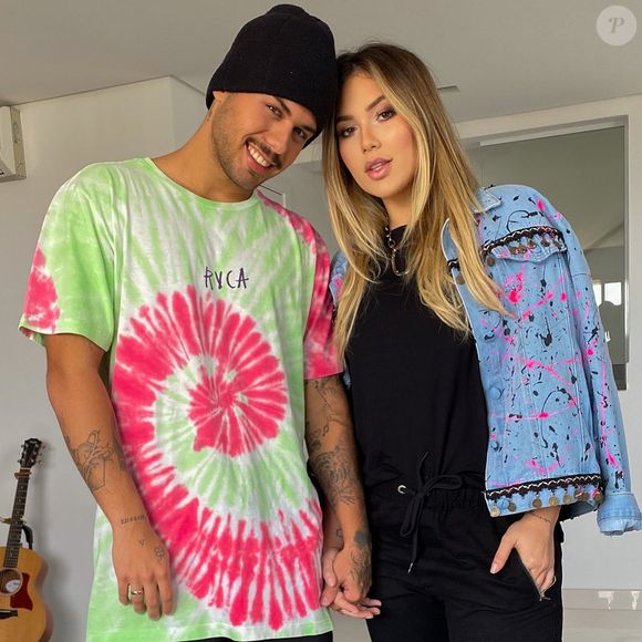 Virgínia exibe jaqueta jeans estilizada com conjunto preto