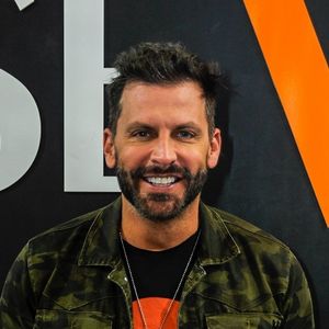 Com Henri Castelli no BBB 26, internautas resgatam acusação de homofobia feita há nove anos e as declarações do ator na época