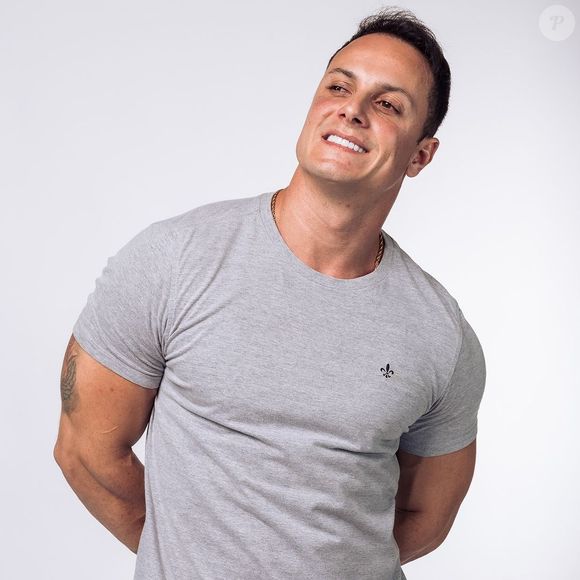 A decisão da emissora teria acontecido após o policial Fellipe Villas, participante do reality show ‘A Grande Conquista’, ser expulso do programa por ter infringido normas militares