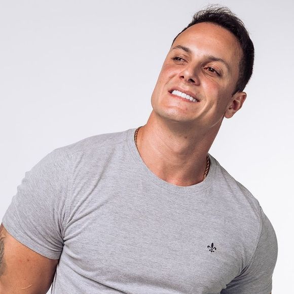 A decisão da emissora teria acontecido após o policial Fellipe Villas, participante do reality show ‘A Grande Conquista’, ser expulso do programa por ter infringido normas militares