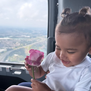 Bruna Biancardi mostrou nos stories do Instagram Mavie toda empolgada com as flores