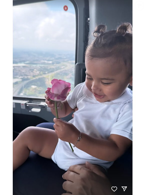 Bruna Biancardi mostrou nos stories do Instagram Mavie toda empolgada com as flores