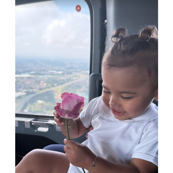 Bruna Biancardi mostrou nos stories do Instagram Mavie toda empolgada com as flores
