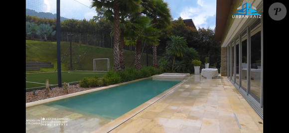 A mansão de James Rodríguez em Envigado, na região metropolitana de Medellín, foi colocada à venda em 2024 por cerca de R$ 14,7 milhões e reúne diversos espaços de lazer e entretenimento