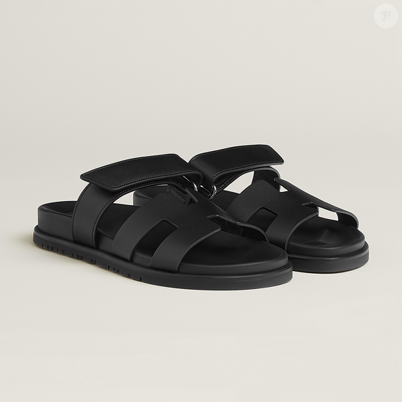 A sandália usada por Erling Haaland durante viagem à França viralizou por seu design em "H", semelhante ao de um modelo clássico da Hermès, símbolo de luxo e elegância