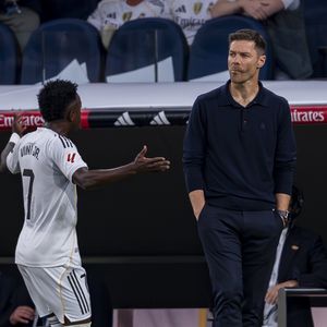 Treinador Xabi Alonso evita polêmica e afirma que conversará 'em particular' com Vinicius Júnior após o episódio