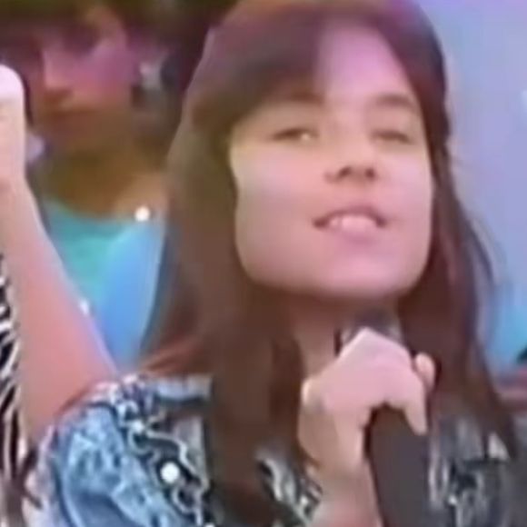 A simbologia chamou atenção: Patrícia, ainda menina, dublando nos anos 80 uma canção que até hoje ecoa como bandeira LGBTQIA+
