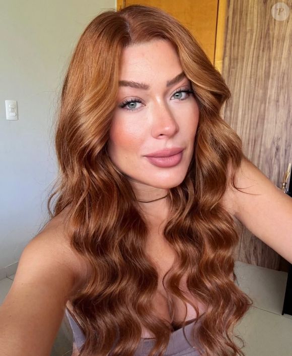 Há poucos meses, Renata Muller radicalizou o visual e surgiu com o cabelo ruivo acobreado