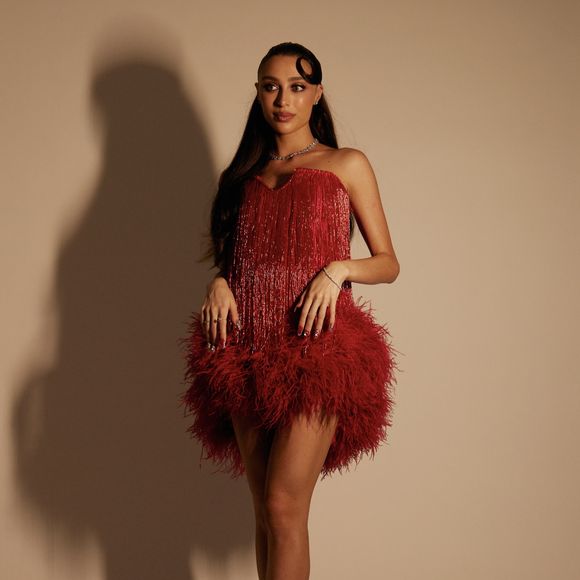 A influenciadora Eliza Zazur se inspirou em Christina Aguilera e Cher