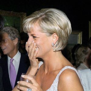 A inspiração reforça como referências da moda usadas por Lady Di continuam atravessando gerações e voltam a ganhar espaço nas coleções atuais