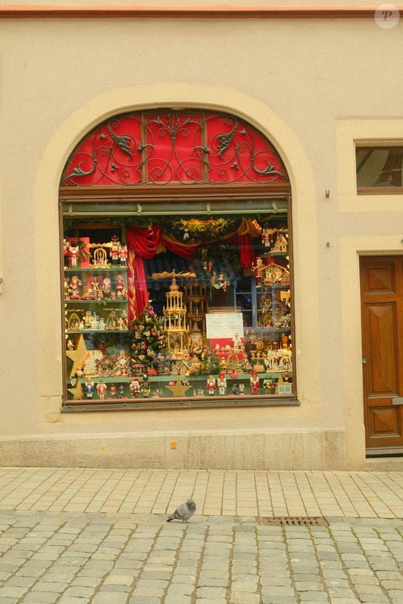 Rothenburg é conhecida por celebrar o Natal o ano inteiro, com muitas lojas e decorações natalinas até mesmo no verão