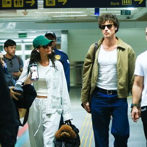 Bruna Marquezine e Shawn Mendes embarcaram juntinhos rumo a Salvador nesta quarta-feira (11)