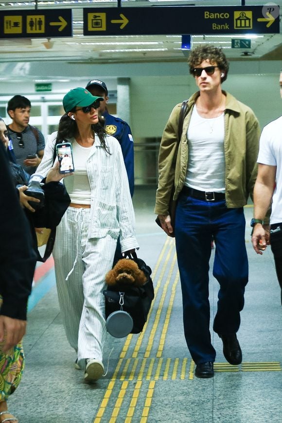 Bruna Marquezine e Shawn Mendes embarcaram juntinhos rumo a Salvador nesta quarta-feira (11)