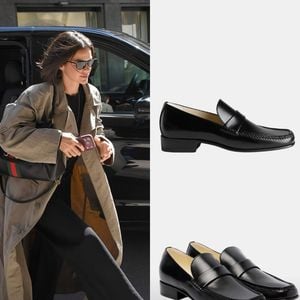 Nos pés, Bruna Marquezine escolheu um mocassim preto da Phoebe Philo, avaliado em US$ 1.400, aproximadamente R$ 7.200, para completar seu visual durante a passagem por Milão