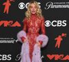 Sabrina Carpenter posta em evento com look transparente e poderoso na cor vermelho