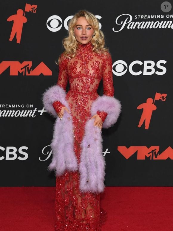 Sabrina Carpenter posta em evento com look transparente e poderoso na cor vermelho