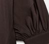 Por R$ 439, a Zara aposta em um vestido midi marrom com mangas bufantes e fechamento frontal por botões, daqueles que transitam facilmente do escritório ao jantar