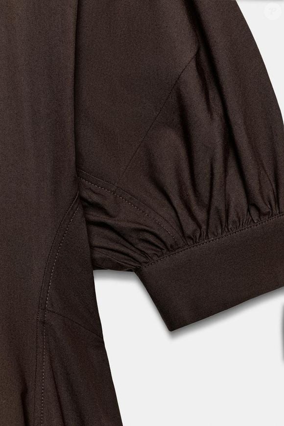 Por R$ 439, a Zara aposta em um vestido midi marrom com mangas bufantes e fechamento frontal por botões, daqueles que transitam facilmente do escritório ao jantar