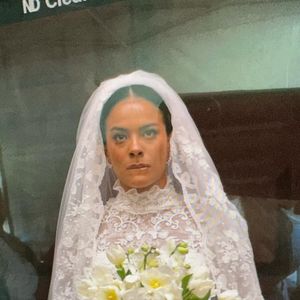 Bella Campos, a Maria de Fátima de 'Vale Tudo', publicou fotos dos bastidores do casamento mais aguardado da novela.