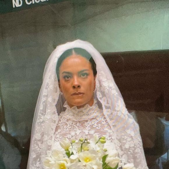 Bella Campos, a Maria de Fátima de 'Vale Tudo', publicou fotos dos bastidores do casamento mais aguardado da novela.