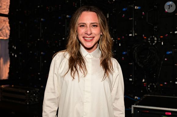 Estilista investe em camisa-vestido oversized com renda guipir e reforça estética romântico-chic com toque retrô