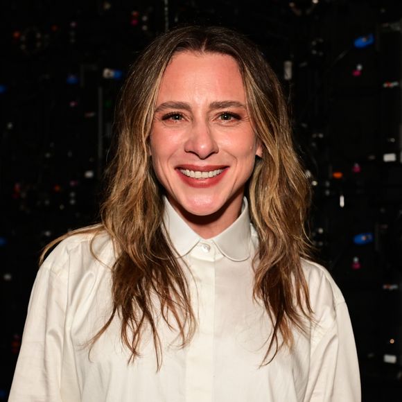 Estilista investe em camisa-vestido oversized com renda guipir e reforça estética romântico-chic com toque retrô