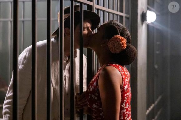 Candinho e Dita se encontram na prisão e vivem romance na novela Êta Mundo Melhor