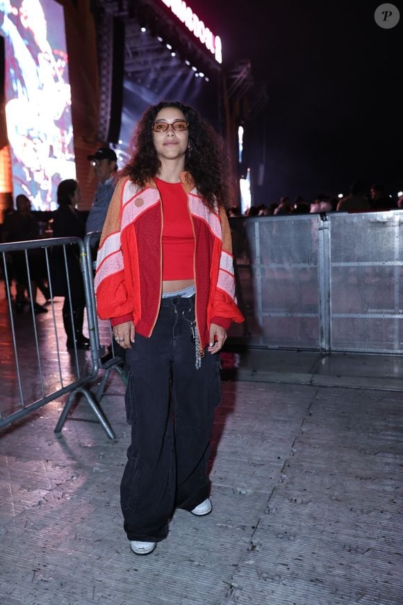Jeans escuro é o aliado perfeito para dias de show: Alice Carvalho optou por ele