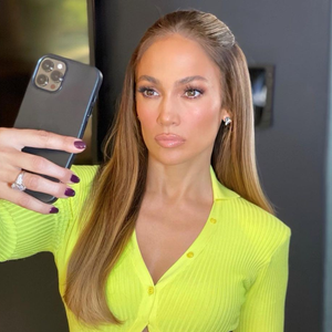 Jennifer Lopez, de 56 anos, parou de esfoliar a pele após problemas com acne