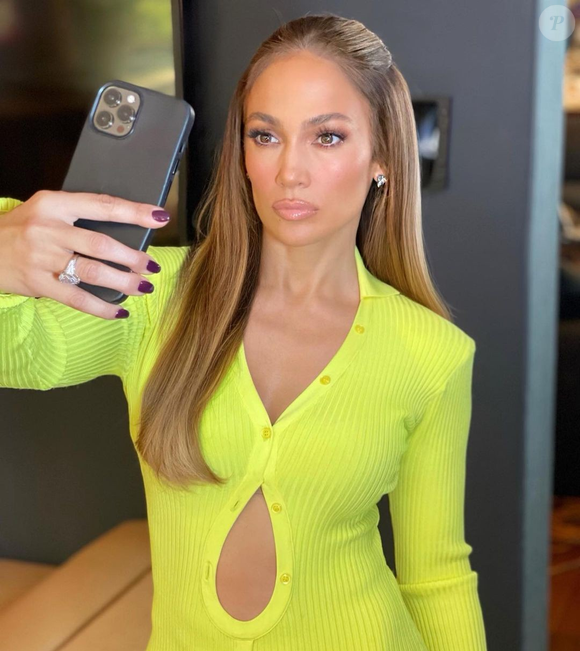 Jennifer Lopez, de 56 anos, parou de esfoliar a pele após problemas com acne