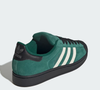 Depois de anos no topo, os Adidas Samba começam a dividir espaço com um novo desejo fashion: as Superstar II em verde safari