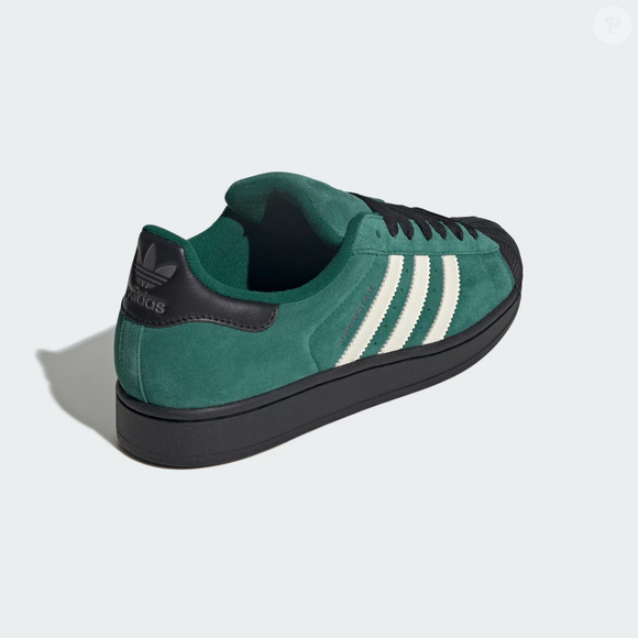 Depois de anos no topo, os Adidas Samba começam a dividir espaço com um novo desejo fashion: as Superstar II em verde safari