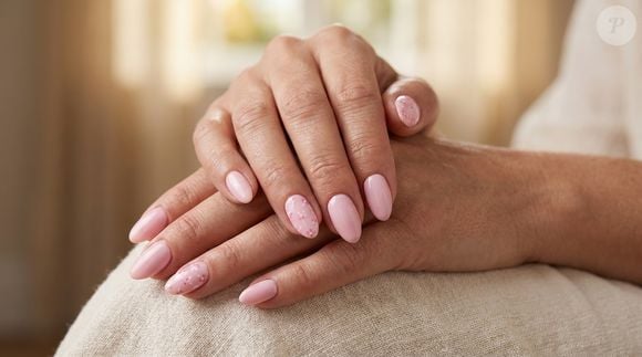 O rosa pastel continua entre os clássicos para quem procura uma manicure delicada. Nesta proposta, pequenas flores em um tom ligeiramente mais escuro criam um contraste sutil e deixam o resultado ainda mais romântico