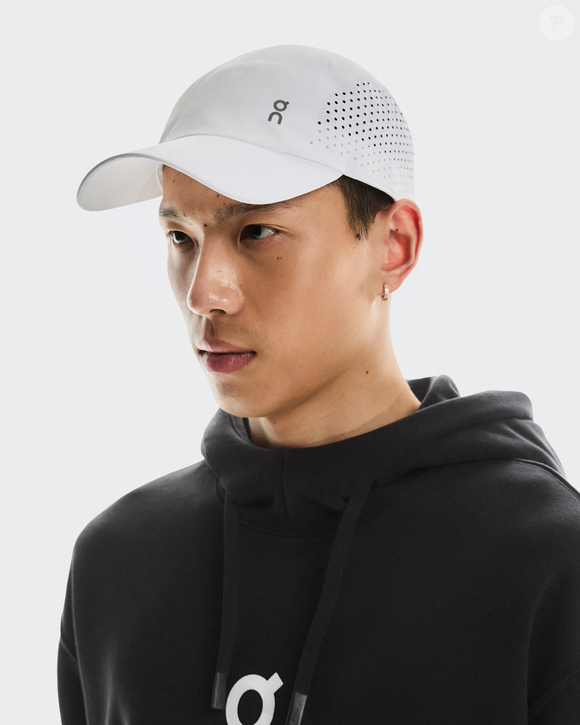 Na cabeça, o atleta João Fonseca usou o boné Lightweight Cap White, avaliado em R$ 269
