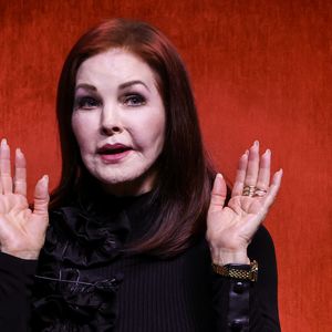 Priscilla Presley participou de um evento em Las Vegas ao lado do filho Navarone Garibaldi e emocionou fãs ao falar sobre luto