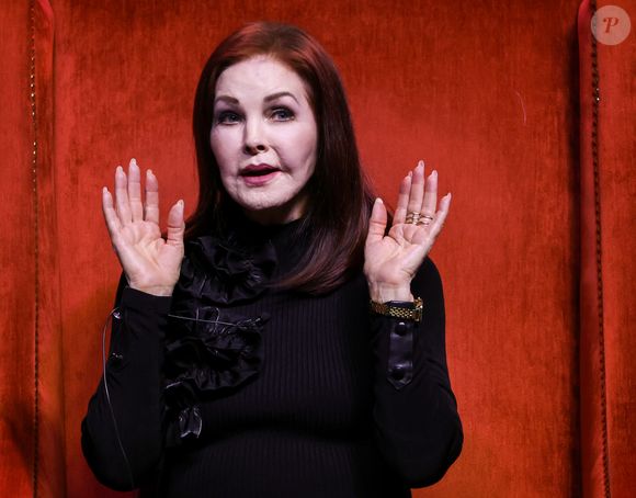 Priscilla Presley participou de um evento em Las Vegas ao lado do filho Navarone Garibaldi e emocionou fãs ao falar sobre luto