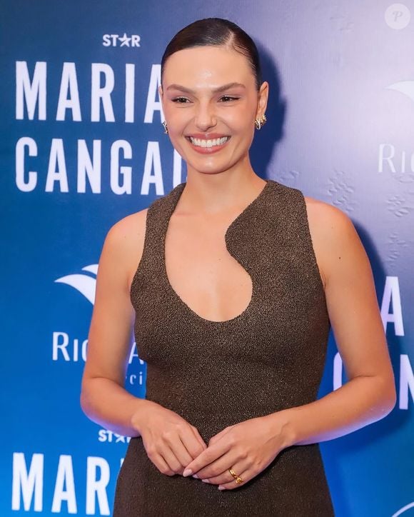 Isis Valverde brilha na premiére de Maria e o Cangaço, em Recife, e atrai olhares com seu look de grife.