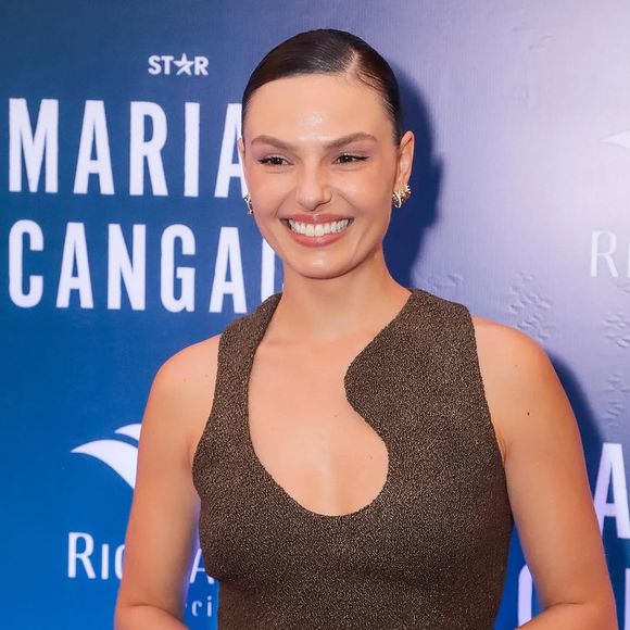 Isis Valverde brilha na premiére de Maria e o Cangaço, em Recife, e atrai olhares com seu look de grife.