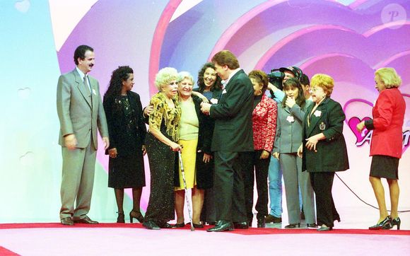 Dercy Gonçalves teve uma filha (na foto de preto à direita) e morreu aos 101 anos em junho de 2008
