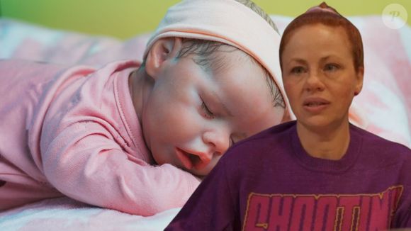 Aldeíde (Karine Teles) adota bebê rebron na novela 'Vale Tudo'