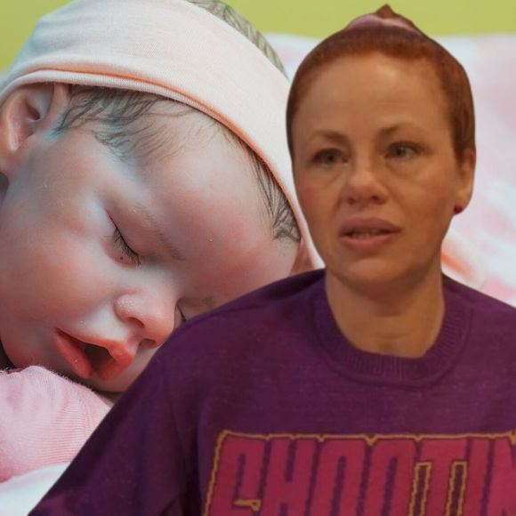 Aldeíde (Karine Teles) adota bebê rebron na novela 'Vale Tudo'