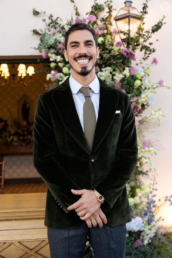 Terno de Gabriel David foi em um tom de verde oliva escuro; empresário casou com Giovanna Lancellotti