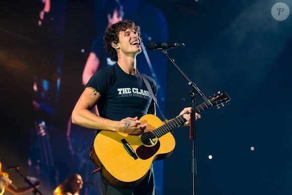 De visual loiro e inglês caricata, Bruna Marquezine protagoniza momento hilário no filme - e pode ter arrancado risadas de Shawn Mendes