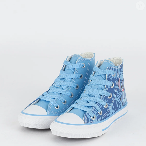 Para uma composição casual, o tênis do Stitch também pode aparecer com calça jeans e camiseta listrada, deixando o personagem como um dos destaques do visual