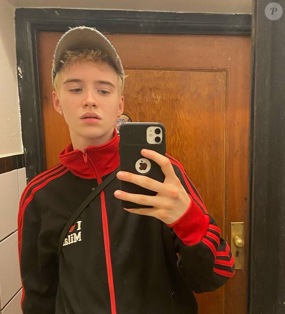 Olha como o visual de Morgan Davies é super diferente! O ator australiano costuma usar seu cabelo natural, loiro, e penteados completamente diferentes do seu personagem