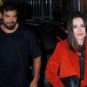 Longe do Brasil após curtir aniversário do ex, Sandy é vista aos beijos com o namorado, Pedro Andrade. Veja imagens