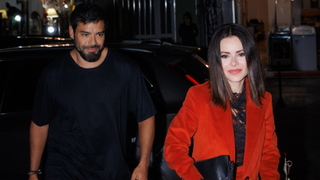 Longe do Brasil após curtir aniversário do ex, Sandy é vista aos beijos com o namorado, Pedro Andrade. Veja imagens