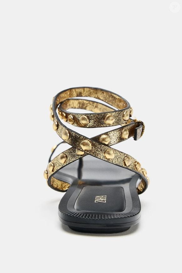 Com inspiração sofisticada e artesanal, a nova rasteirinha da Zara de R$ 279 aposta em tiras com tachas em formato de conchas e acabamento laminado, elevando o visual com um brilho sutil e elegante